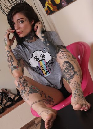 18 year old black girl Nia Nacci doffs school clothes to poses naked